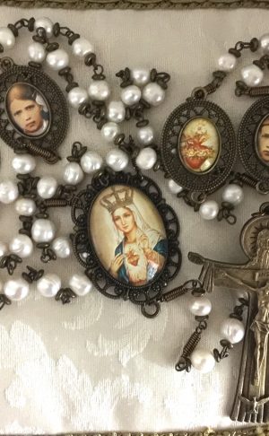 Rosario para pared  hecho en perlas en honor al Inmaculado Corazon de Maria y los pastorcitos de Fatima