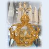 Corona para estatua de filigrana dorada adornada con cristales blancos 