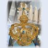 Corona para estatua de filigrana dorada adornada con cristales blancos y azules