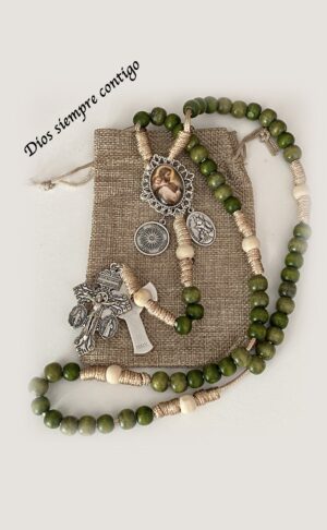 Rosario de combate devocional en madera natural tintada con los sacramentales mas poderosos