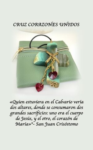 Cruz de ágata natural,  engarzada con hilo de bronce bañado en oro , corazones de cristal Swarovski encadenados con cadena de acero inoxidable bañada en oro.