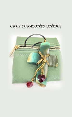Cruz de ágata natural,  engarzada con hilo de bronce bañado en oro , corazones de cristal Swarovski encadenados con cadena de acero inoxidable bañada en oro.
