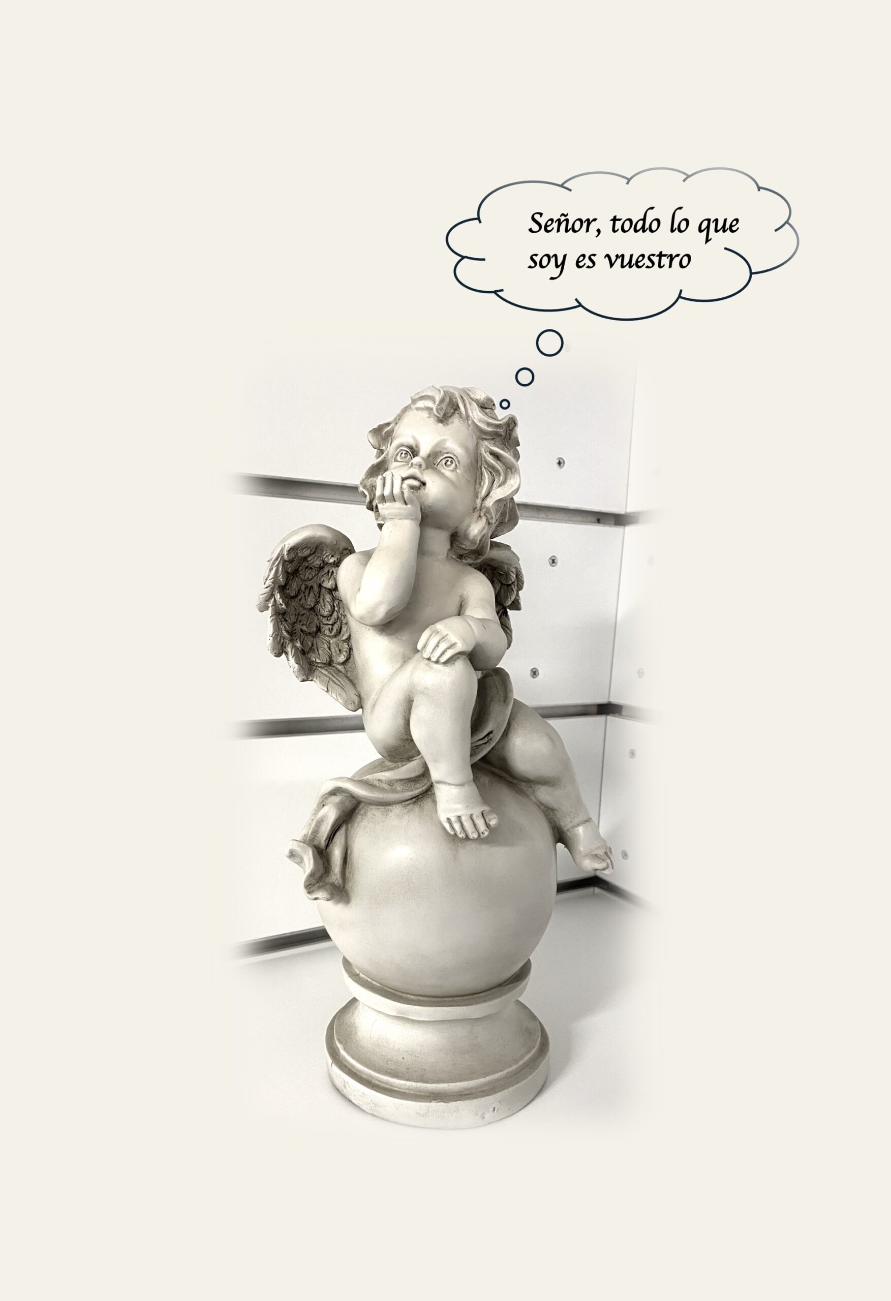 Ángel adorador sentado efecto piedra